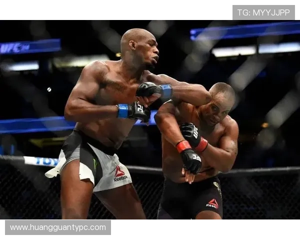 乔恩·琼斯在家练完拳顺手把厨房门当沙袋踹飞了