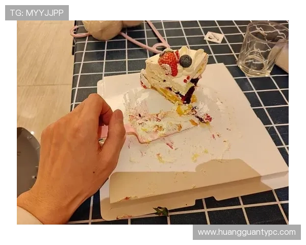 哈兰德冰箱里只放蛋白粉和冰水，连女友送的蛋糕都原封不动退回去