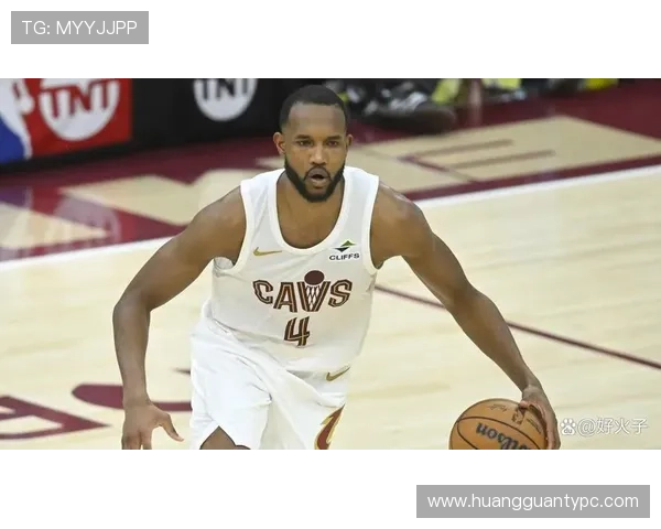 埃文·莫布里利用内线掩护有效拉开空间，提升关键时刻防守影响力